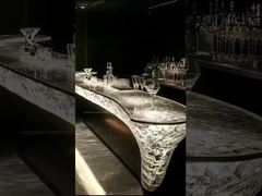 Îlot de cuisine en résine époxy semblable à du verre de luxe, comptoir créatif transparent brillant cristal T